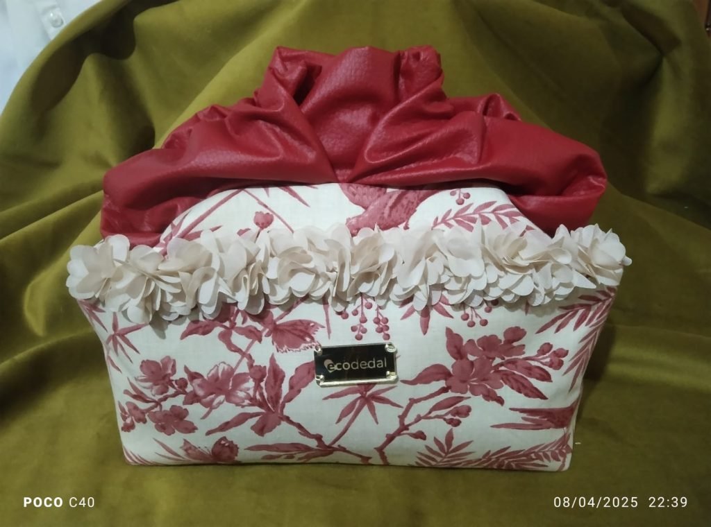 Bolso “Camila” – Romanticismo en flor con alma reciclada