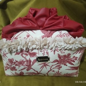 Bolso “Camila” – Romanticismo en flor con alma reciclada